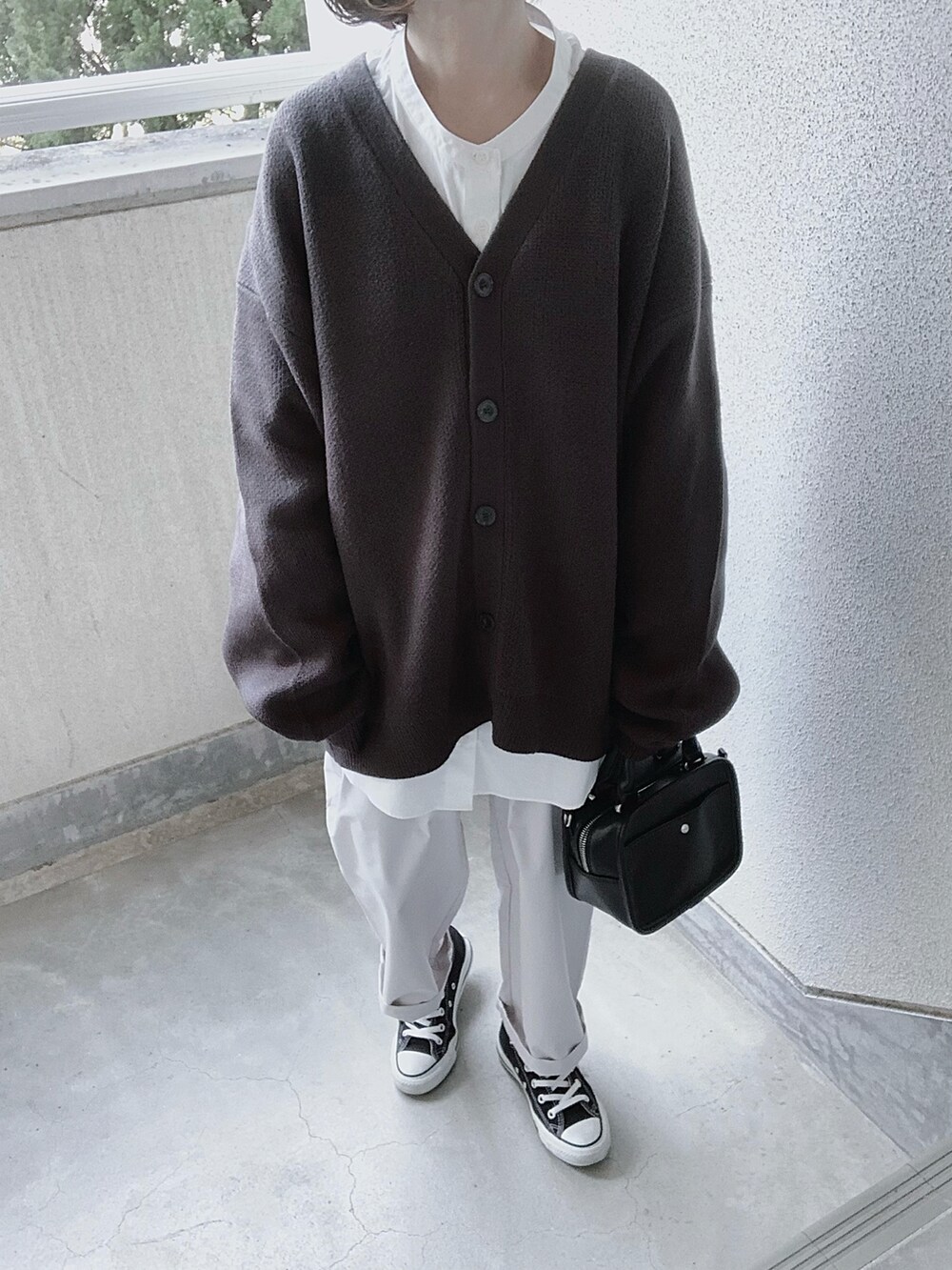 グレー系のカーディガン/ボレロ、ホワイト系のその他パンツ、ブラック系のスニーカーを着用したレディースの冬コーディネートの2枚目の写真