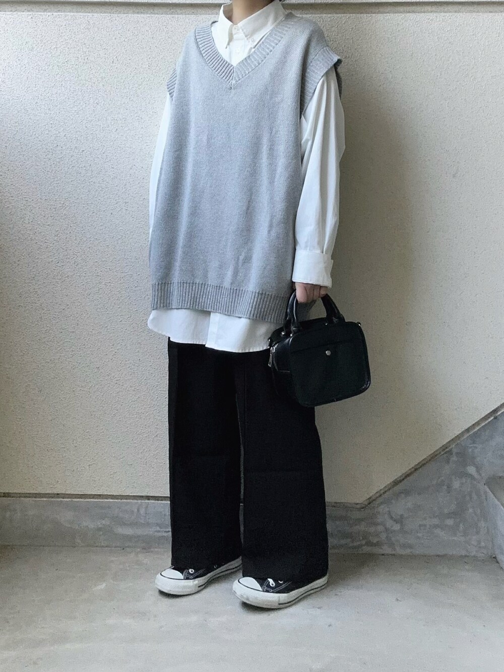 ブラック系のその他パンツ、グレー系のベスト、ホワイト系のシャツ/ブラウスを着用したレディースの春コーディネートの2枚目の写真