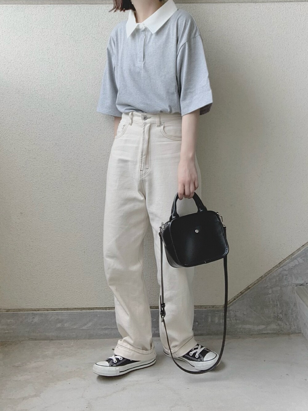 グレー系のシャツ/ブラウス、ブルー系のデニムパンツ、ホワイト系のデニムパンツを着用したレディースの夏コーディネートの3枚目の写真