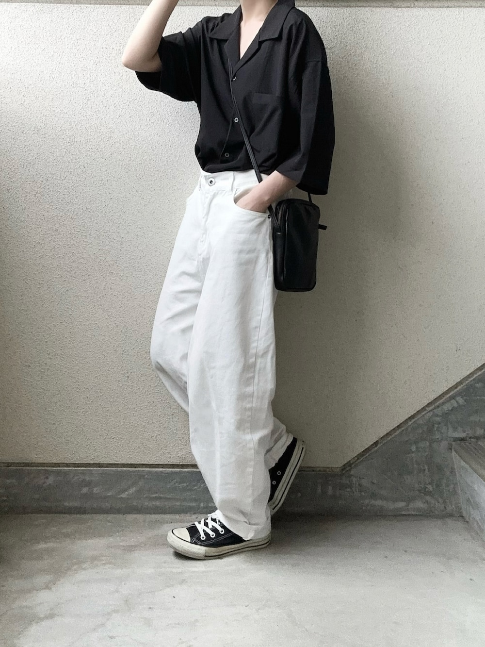 ブラック系のシャツ/ブラウス、ホワイト系のデニムパンツを着用したレディースの夏コーディネートの3枚目の写真