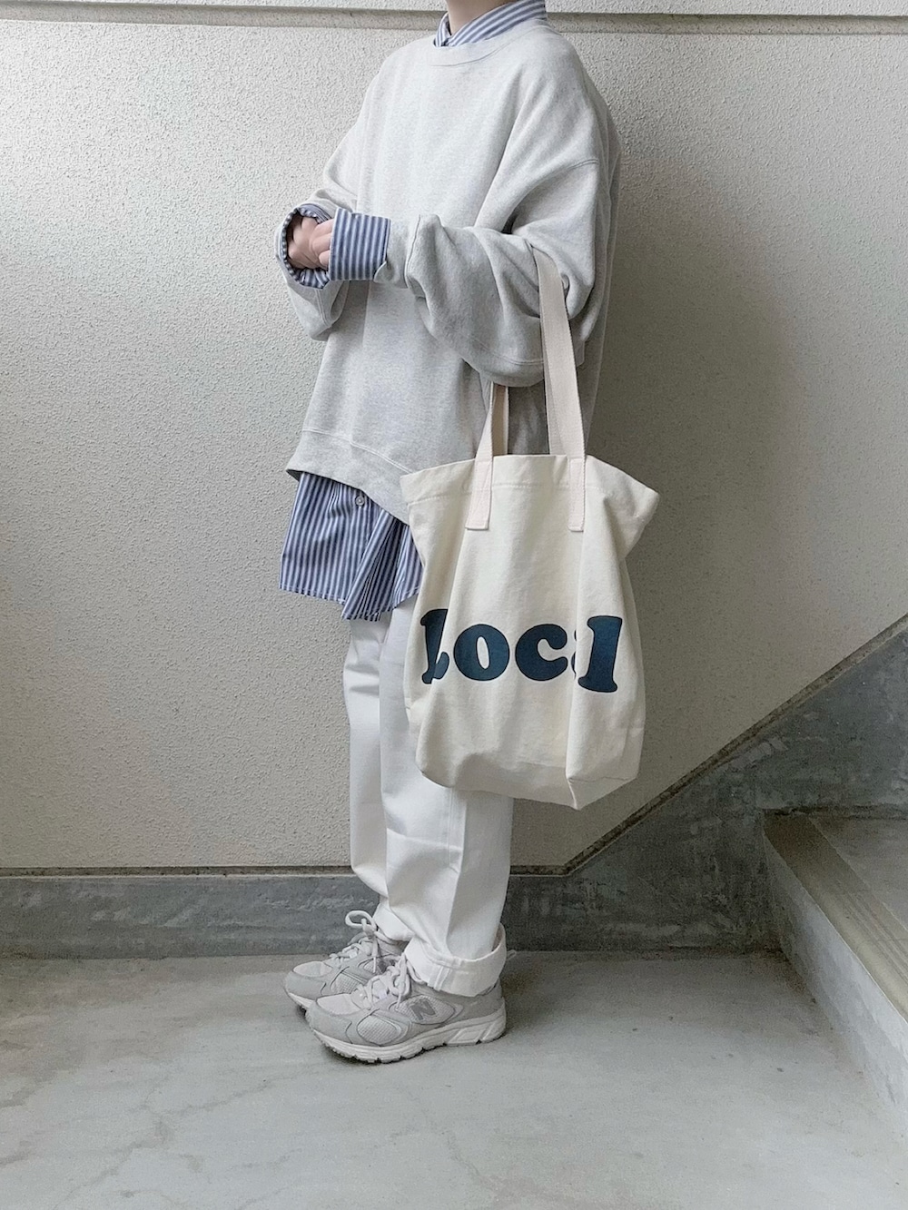ホワイト系のデニムパンツ、ブルー系のシャツ/ブラウス、グレー系のスウェットを着用したレディースの冬コーディネートの4枚目の写真