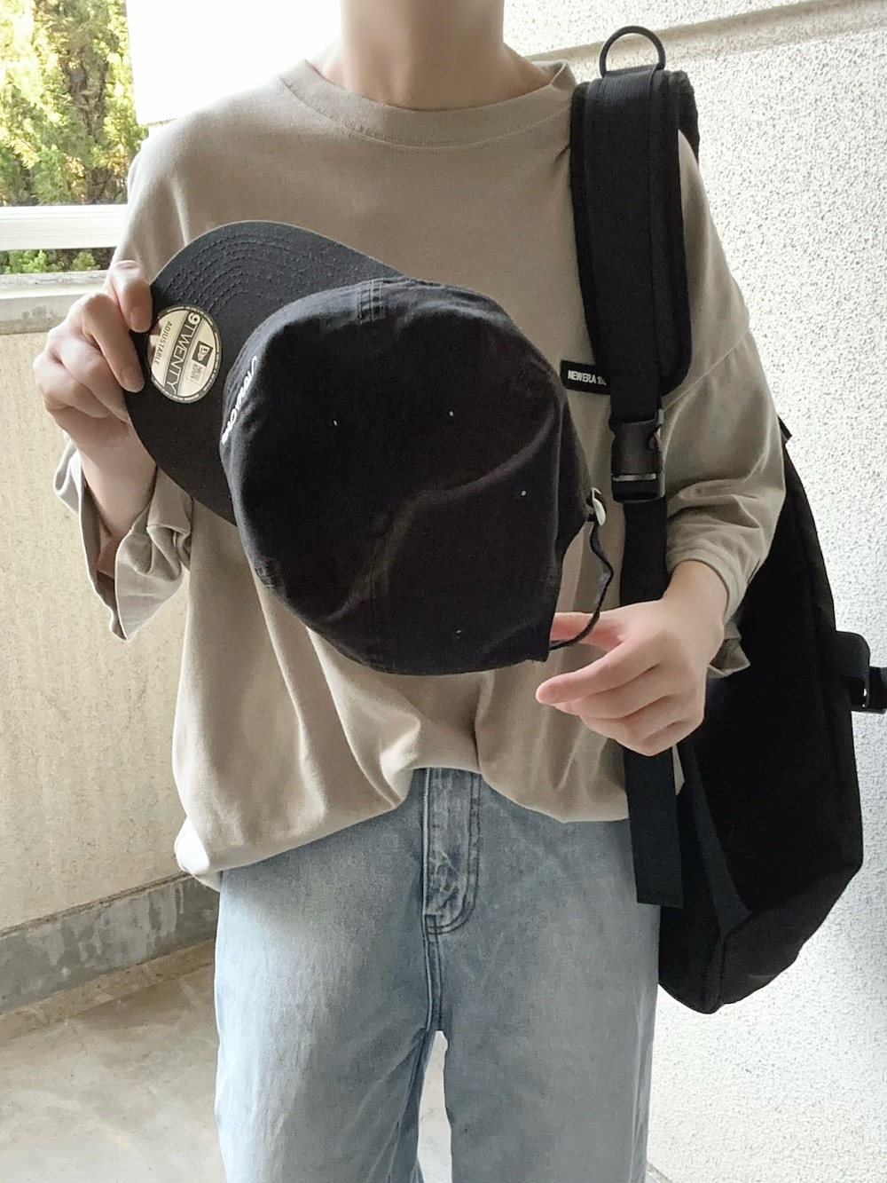 ベージュ系のTシャツ/カットソー、ブラック系のキャップを着用したレディースの夏コーディネートの3枚目の写真
