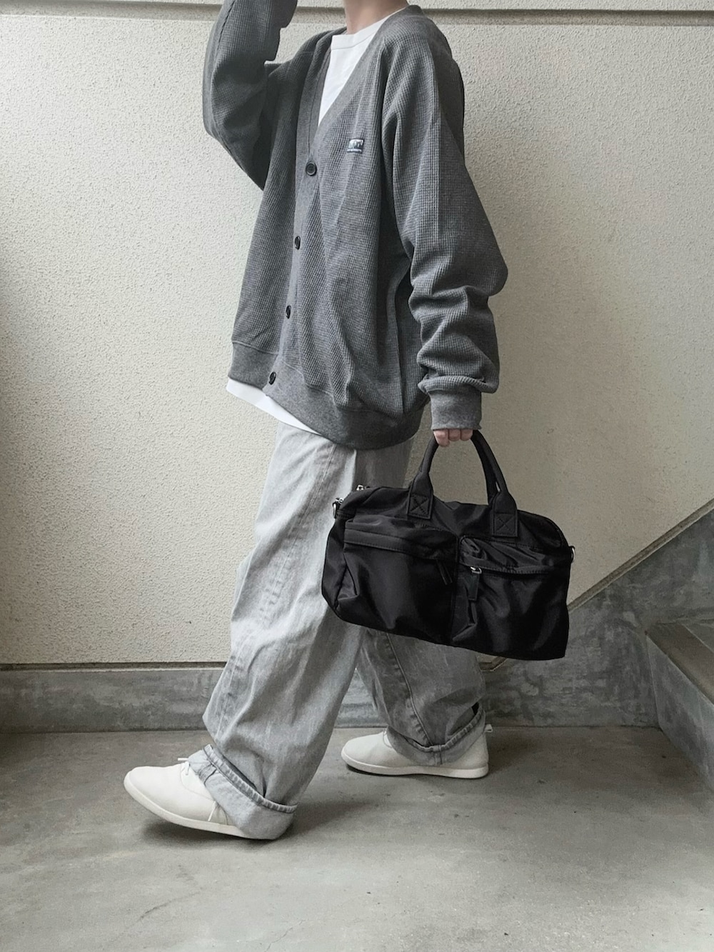 グレー系のカーディガン/ボレロ、ブラック系のショルダーバッグを着用したレディースの冬コーディネートの4枚目の写真