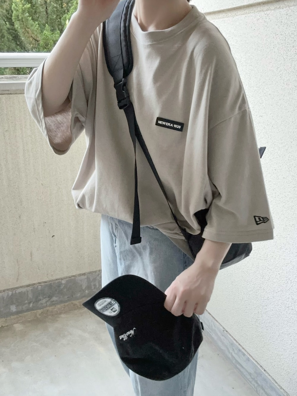ベージュ系のTシャツ/カットソー、ブラック系のキャップを着用したレディースの夏コーディネートの4枚目の写真