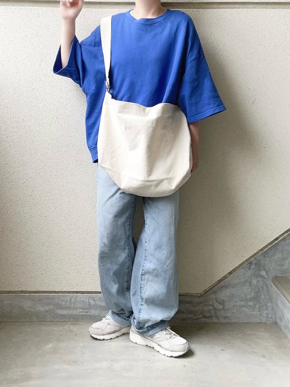 ホワイト系のショルダーバッグ、ブルー系のTシャツ/カットソーを着用したレディースの夏コーディネートの3枚目の写真