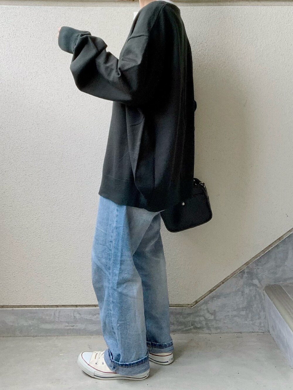 グリーン系のカーディガン/ボレロ、ホワイト系のTシャツ/カットソー、ブルー系のデニムパンツを着用したレディースの夏コーディネートの5枚目の写真