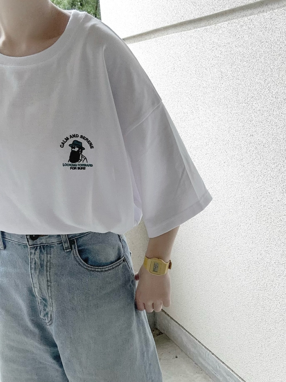 ホワイト系のTシャツ/カットソーを着用したレディースの春コーディネートの2枚目の写真