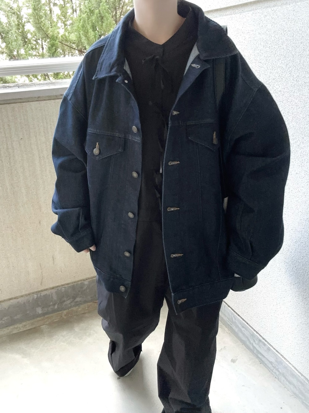 ブラック系のつなぎ/オールインワン、ブラック系のトートバッグ、ブルー系のデニムジャケットを着用したレディースの春コーディネートの2枚目の写真