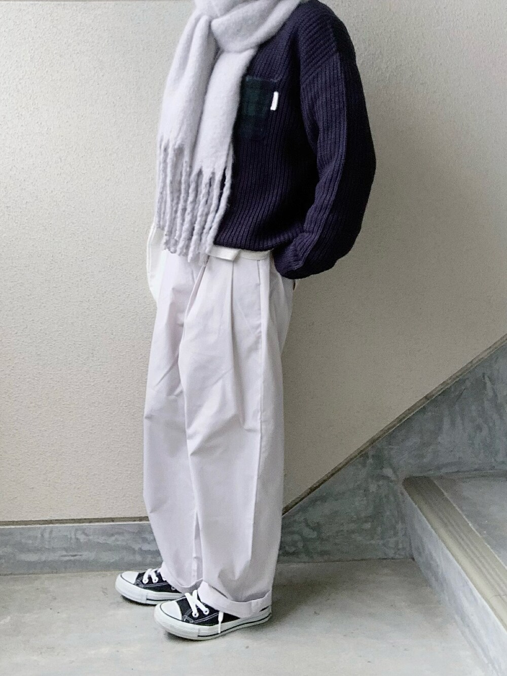 ブルー系のTシャツ/カットソー、ホワイト系のその他パンツ、ブラック系のスニーカーを着用したレディースの冬コーディネートの3枚目の写真