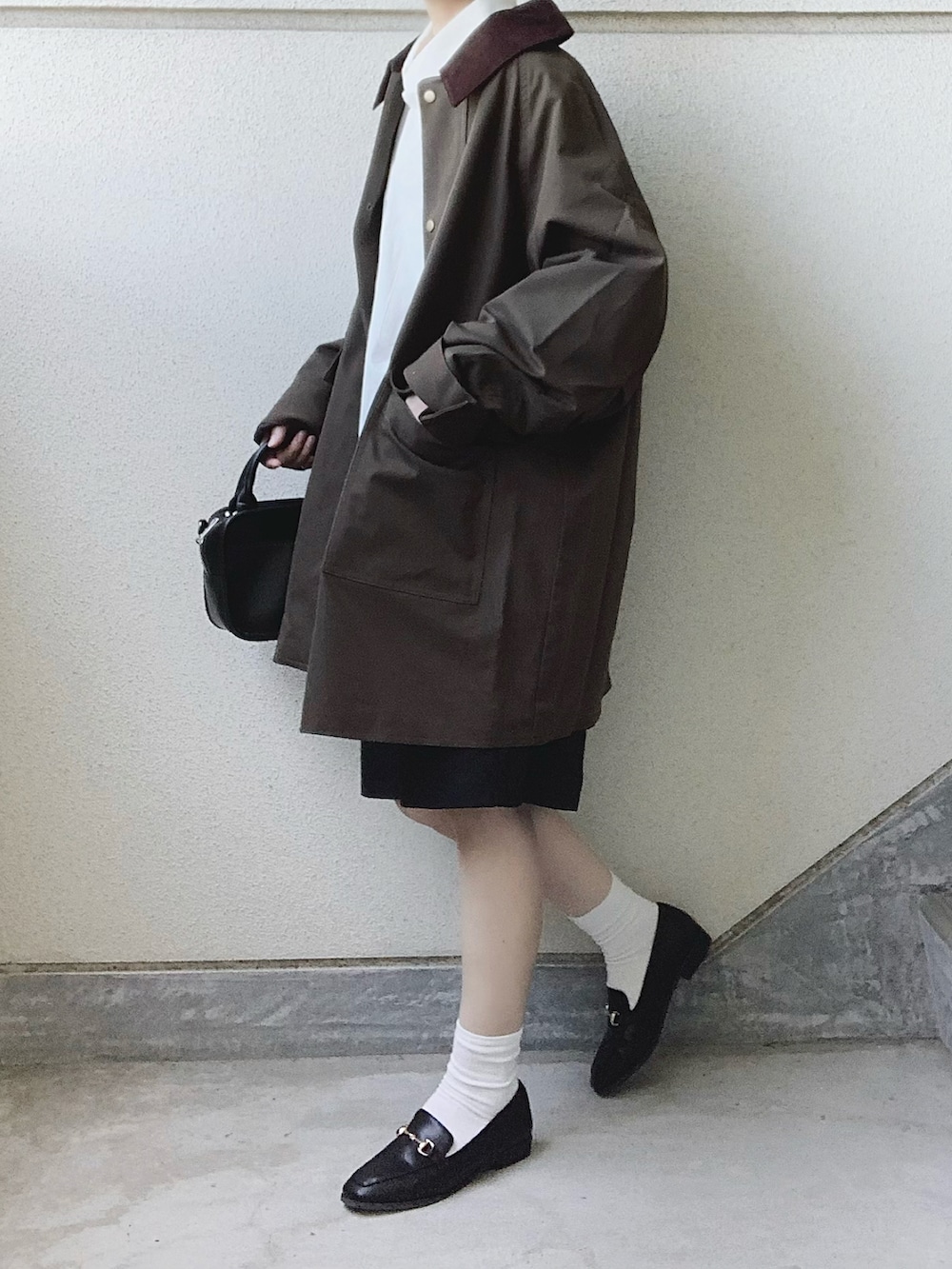 グリーン系のその他アウター、ホワイト系のシャツ/ブラウス、ブラック系のその他パンツを着用したレディースの秋コーディネートの2枚目の写真