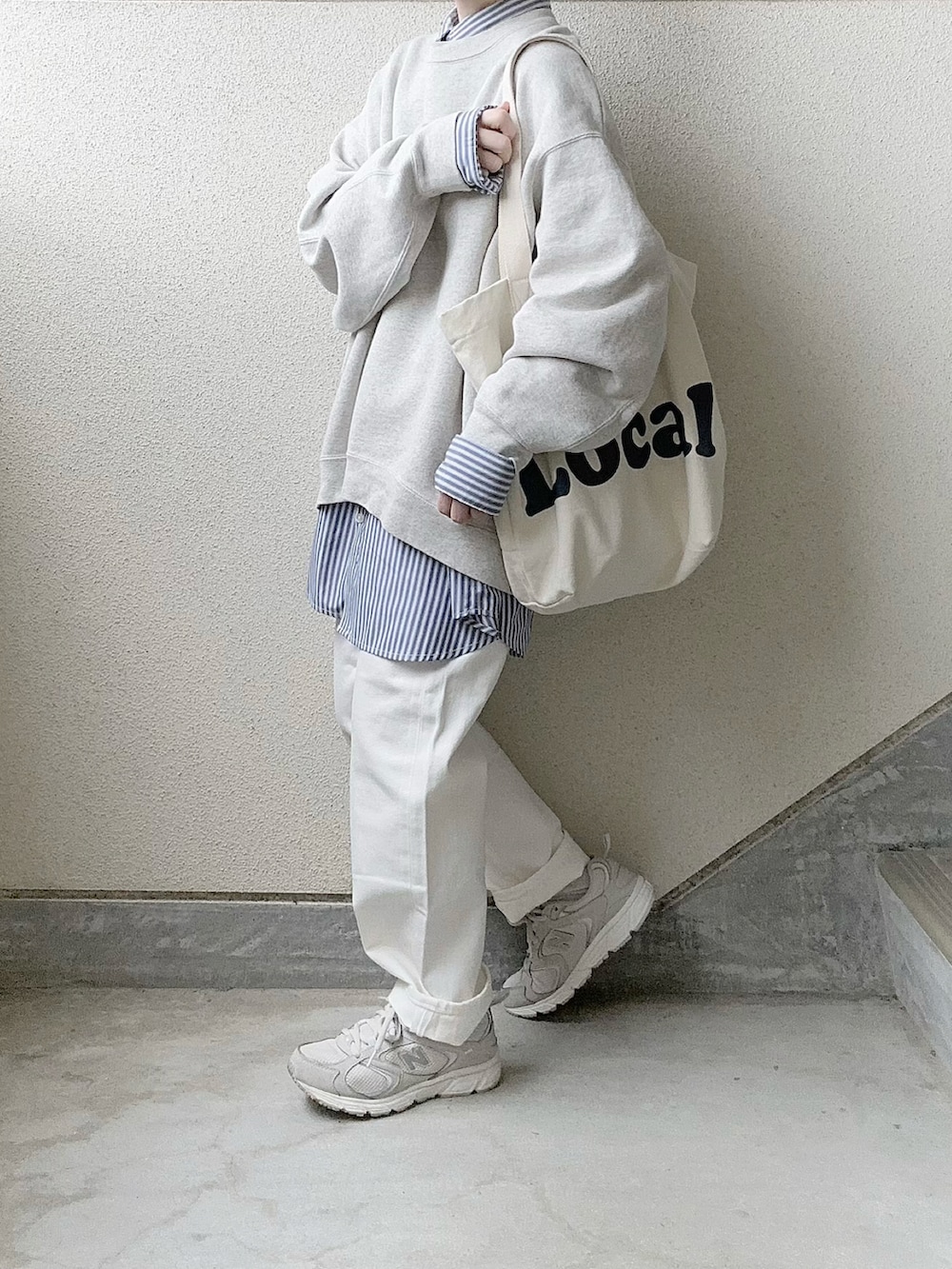 ホワイト系のデニムパンツ、ブルー系のシャツ/ブラウス、グレー系のスウェットを着用したレディースの冬コーディネートの2枚目の写真