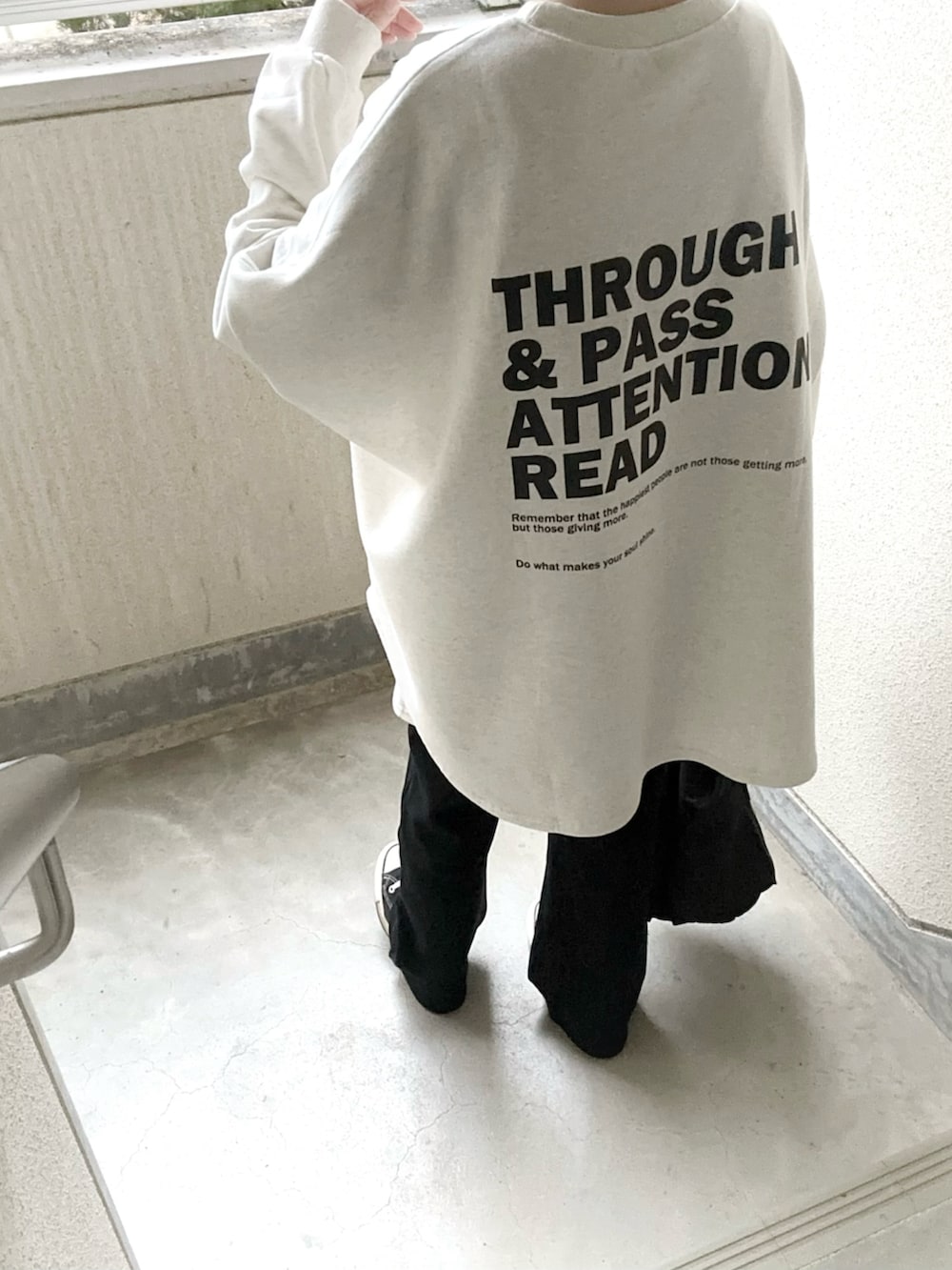 ベージュ系のスウェット、ブラック系のその他パンツ、ブラック系のショルダーバッグを着用したレディースの冬コーディネートの2枚目の写真