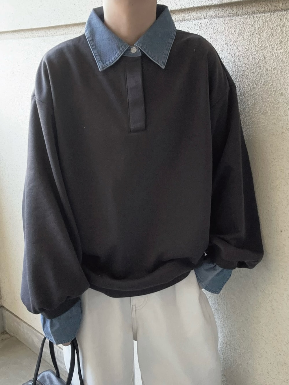 グレー系のスウェットを着用したレディースの春コーディネートの3枚目の写真