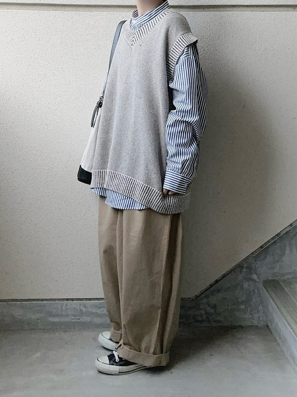 ブラック系のシャツ/ブラウス、ホワイト系のTシャツ/カットソー、グリーン系のカーゴパンツを着用したレディースの春コーディネートの4枚目の写真