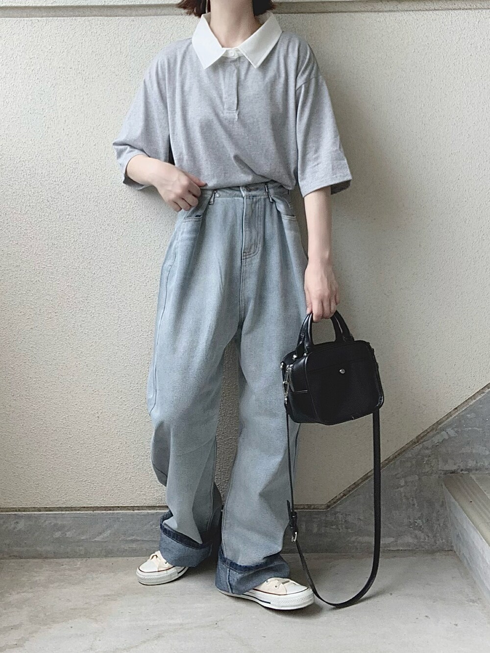 グレー系のシャツ/ブラウス、ブルー系のデニムパンツ、ホワイト系のデニムパンツを着用したレディースの夏コーディネートの2枚目の写真