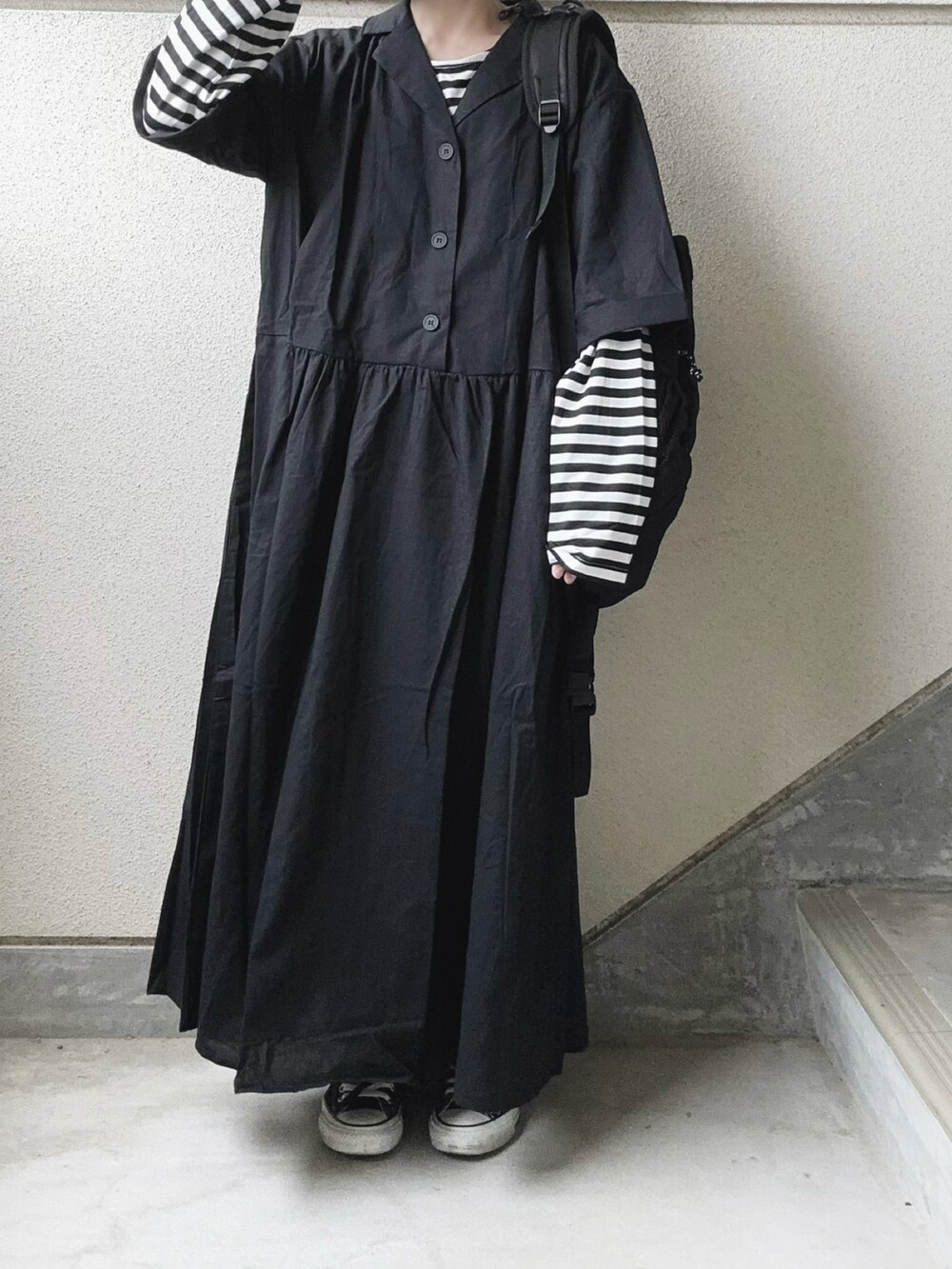 ブラック系のワンピース、ブラック系のTシャツ/カットソーを着用したレディースの春コーディネートの4枚目の写真