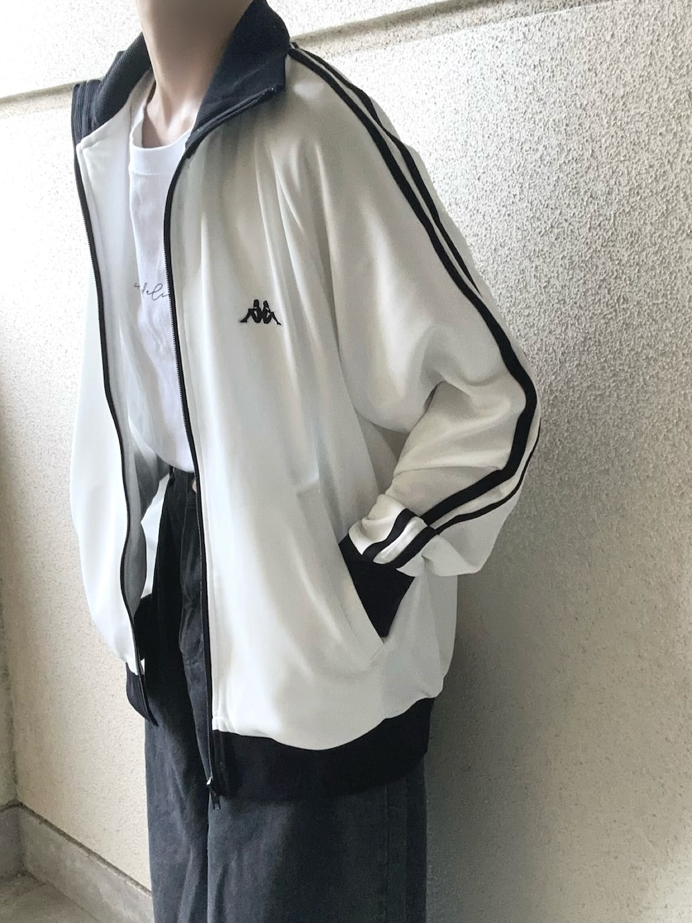 ホワイト系のジャージ、グレー系のデニムパンツを着用したレディースの夏コーディネートの2枚目の写真