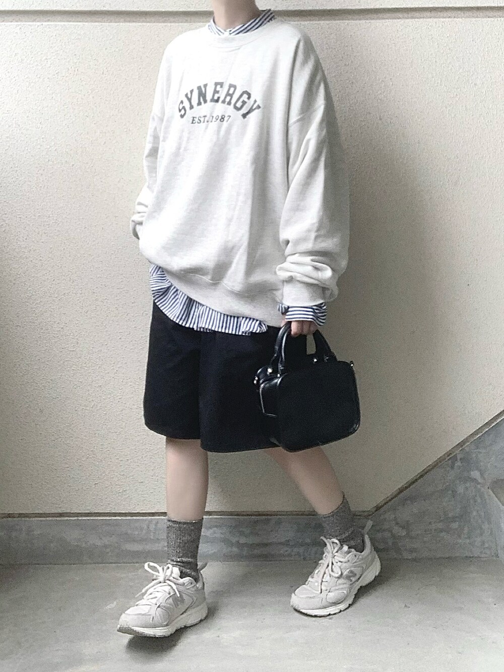 ブラック系のその他パンツ、グレー系のソックス/靴下を着用したレディースの秋コーディネートの2枚目の写真