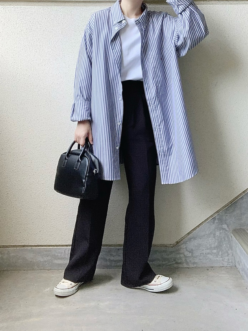 ブルー系のシャツ/ブラウス、ブラック系のスラックス、ホワイト系のスニーカーを着用したレディースの夏コーディネートの4枚目の写真