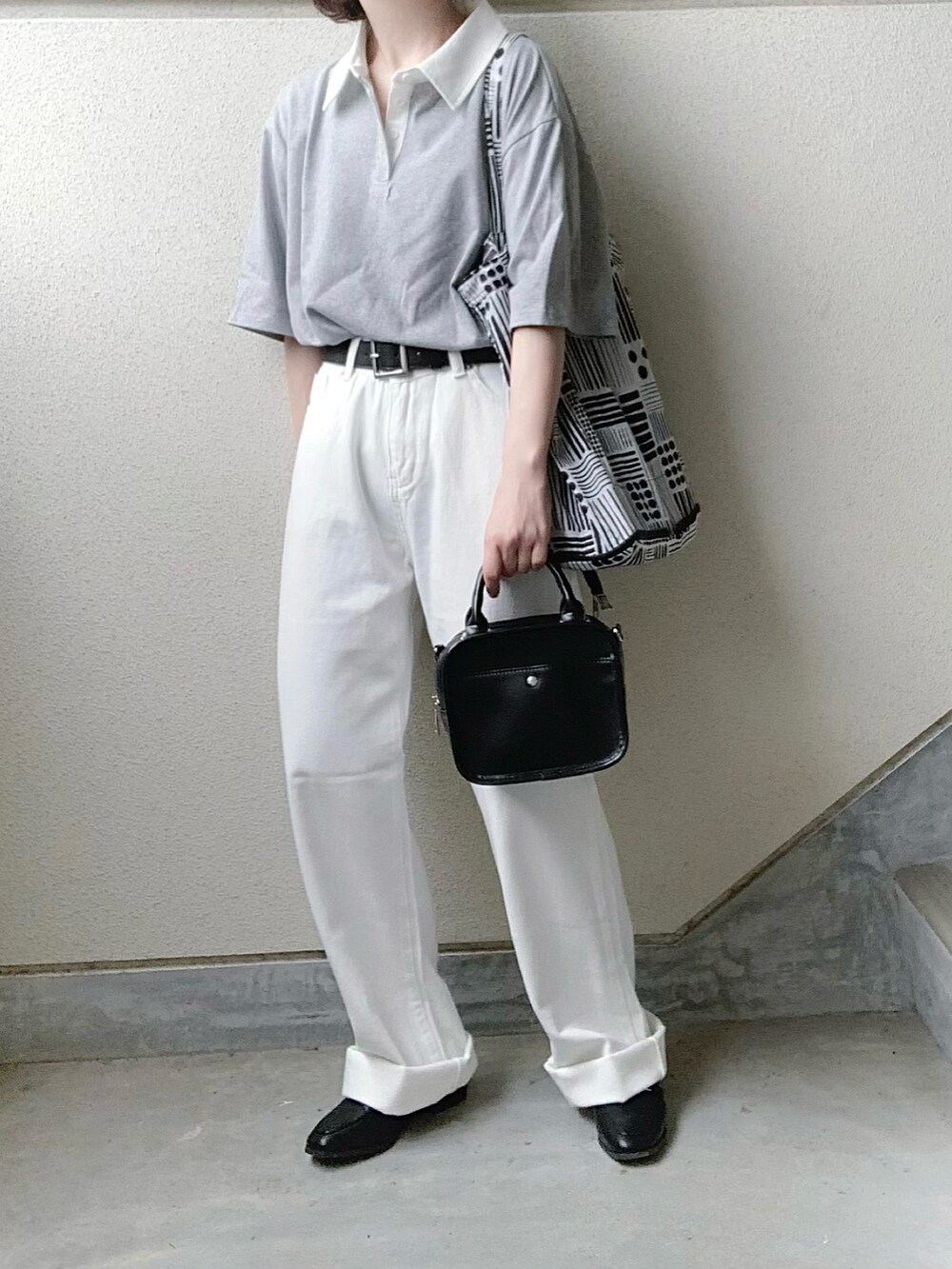 ホワイト系のデニムパンツ、グレー系のシャツ/ブラウス、ホワイト系のエコバッグ/サブバッグを着用したレディースの夏コーディネートの3枚目の写真