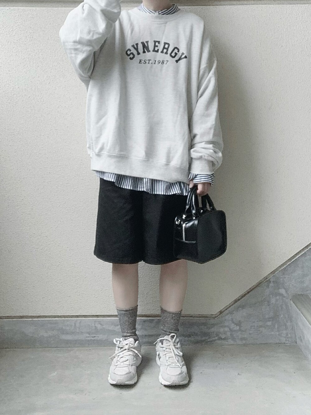 ブラック系のその他パンツ、グレー系のソックス/靴下を着用したレディースの秋コーディネートの4枚目の写真