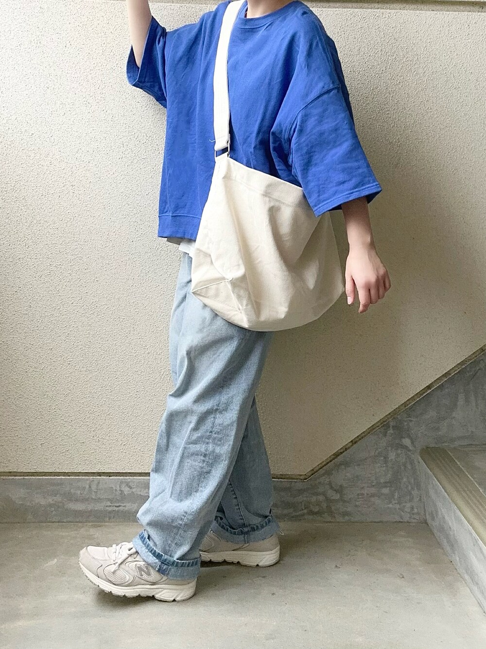 ホワイト系のショルダーバッグ、ブルー系のTシャツ/カットソーを着用したレディースの夏コーディネートの4枚目の写真