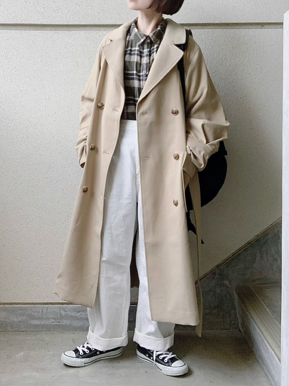 ベージュ系のトレンチコート、グリーン系のシャツ/ブラウス、ホワイト系のパンツを着用したレディースの冬コーディネートの3枚目の写真