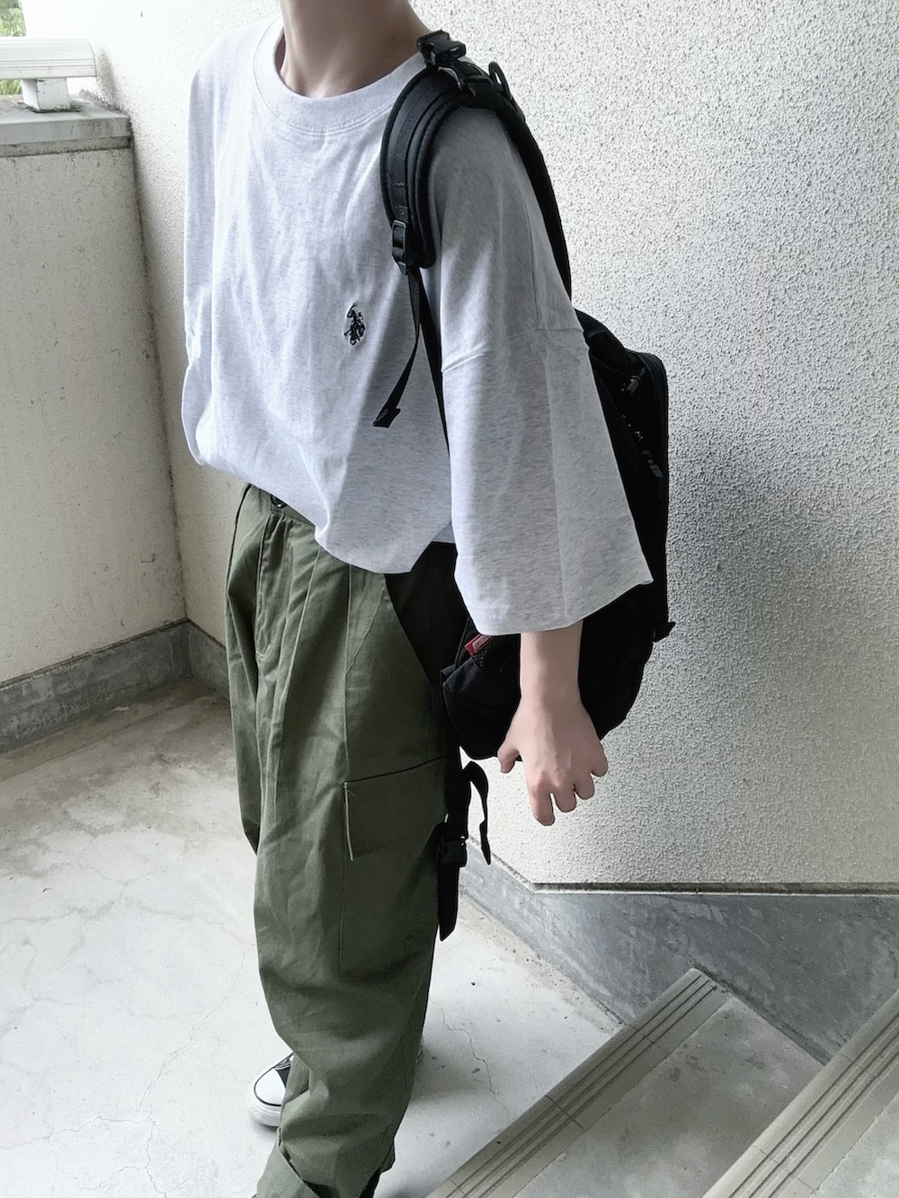 「WEGO、ウィゴー(WEGO)、Tシャツ、カーゴパンツ、カジュアルコーデ、シンプルコーデ、夏コーデ」|「U.S. POLO ASSN.の∴WEGO/U.S.POLO ASSN.別注ヘビーウエイトBIGTシャツ(Tシャツ/カットソー、グレー系)」を使った、あやたさん(レディース・152cm)の春コーディネートの2枚目の写真