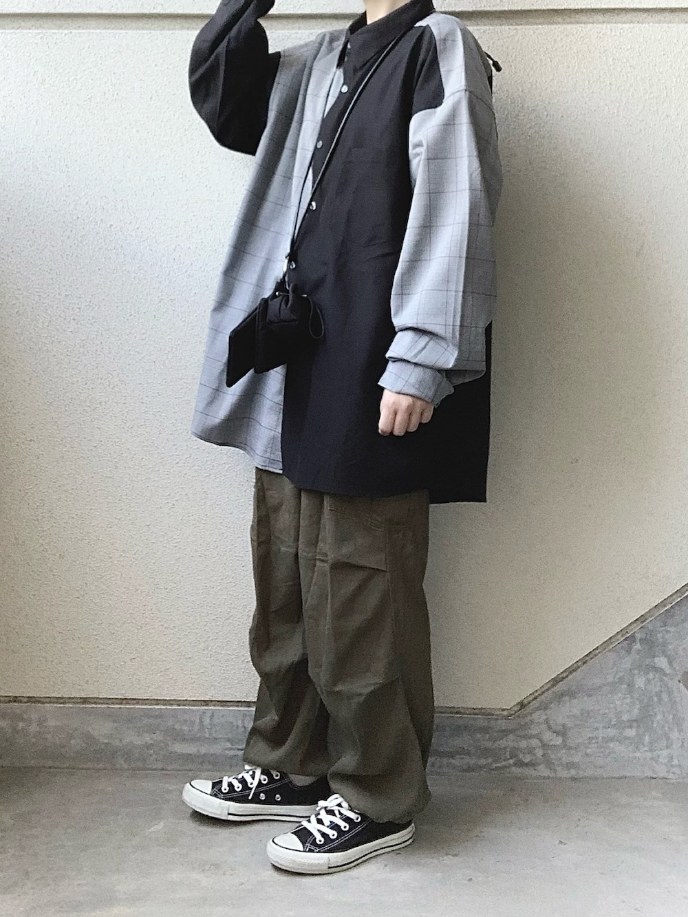 ブラック系のシャツ/ブラウス、グリーン系のカーゴパンツ、ブラック系のショルダーバッグを着用したレディースの秋コーディネートの2枚目の写真