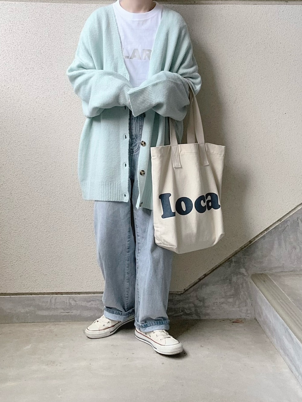 ブルー系のカーディガン/ボレロ、ホワイト系のTシャツ/カットソーを着用したレディースの冬コーディネートの3枚目の写真