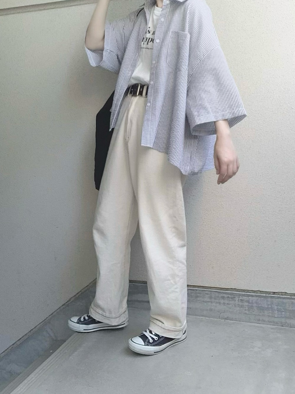 ブラック系のシャツ/ブラウス、ホワイト系のTシャツ/カットソー、ホワイト系のデニムパンツを着用したレディースの夏コーディネートの2枚目の写真