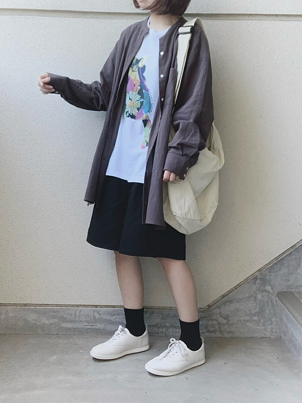 グレー系のシャツ/ブラウス、その他のTシャツ/カットソー、ホワイト系のショルダーバッグを着用したレディースの夏コーディネートの2枚目の写真