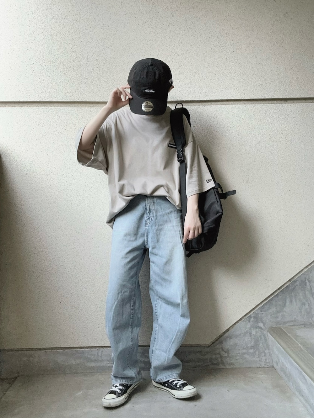 ベージュ系のTシャツ/カットソー、ブラック系のキャップを着用したレディースの夏コーディネートの5枚目の写真
