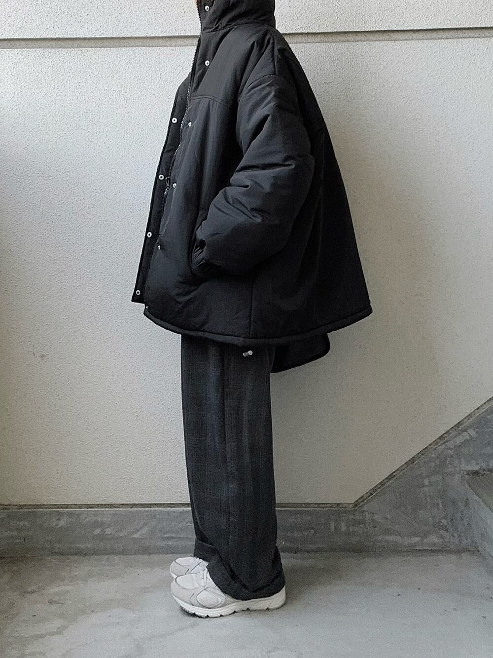 ブラック系のダウンジャケット/コート、その他のスウェット、ブラック系のニット/セーターを着用したレディースの秋コーディネートの5枚目の写真