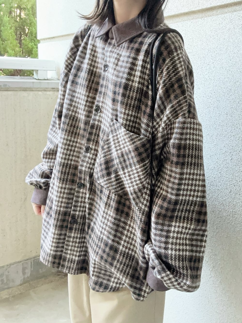 ブラウン系のシャツ/ブラウスを着用したレディースの冬コーディネートの4枚目の写真