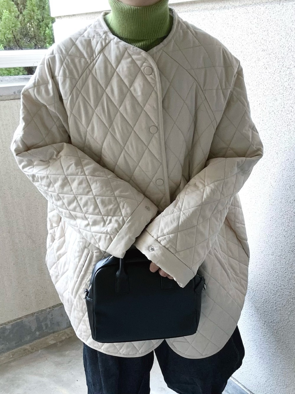 ホワイト系のノーカラージャケット、ブルー系のデニムパンツ、グリーン系のニット/セーターを着用したレディースの秋コーディネートの4枚目の写真