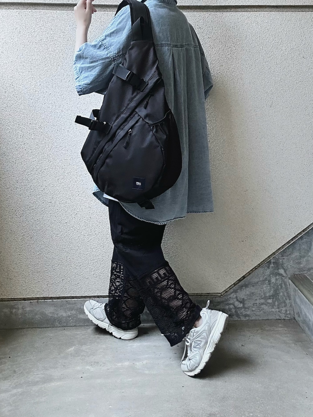 ブラック系のその他パンツ、ブルー系のシャツ/ブラウス、ブラック系のボディバッグ/ウエストポーチを着用したレディースの夏コーディネートの4枚目の写真