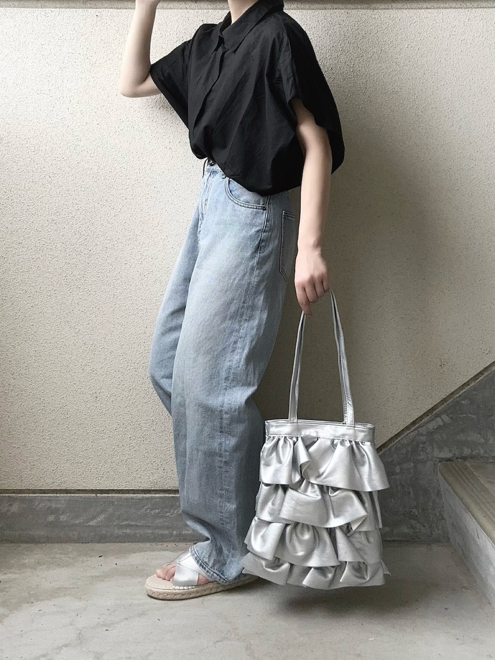 シルバー系のショルダーバッグ、ブラック系のシャツ/ブラウスを着用したレディースの夏コーディネートの3枚目の写真