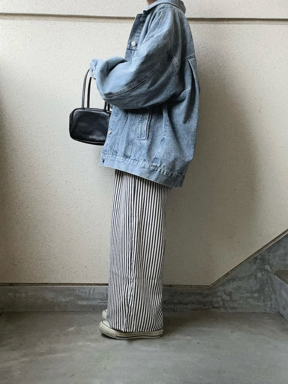 ブルー系のその他パンツ、ブルー系のデニムジャケット、ブラック系のスウェットを着用したレディースの春コーディネートの2枚目の写真