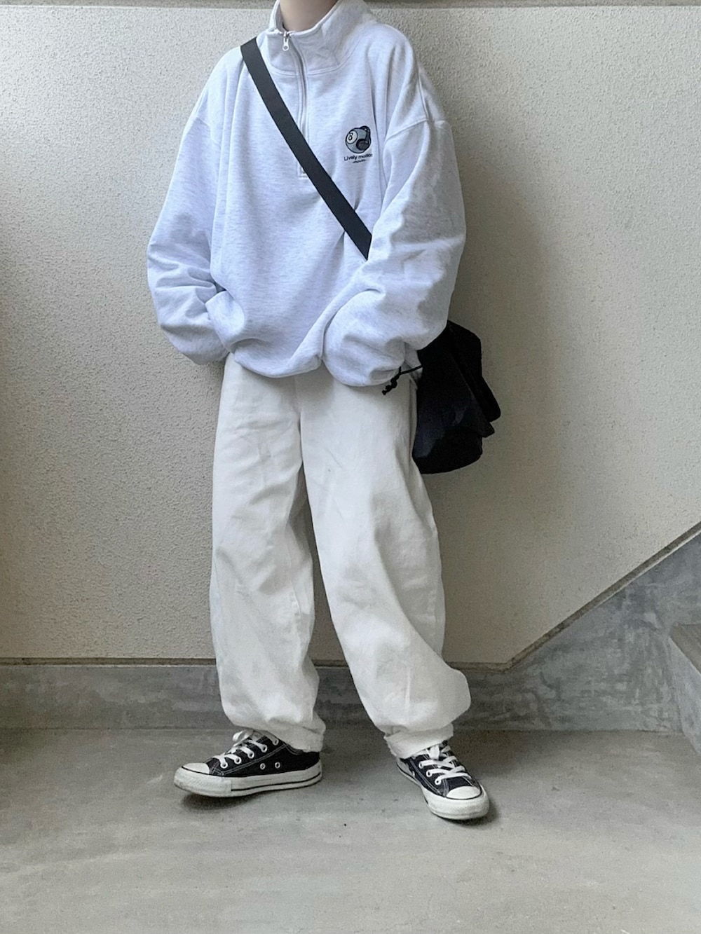 グレー系のスウェット、ブラック系のショルダーバッグを着用したレディースの秋コーディネートの5枚目の写真