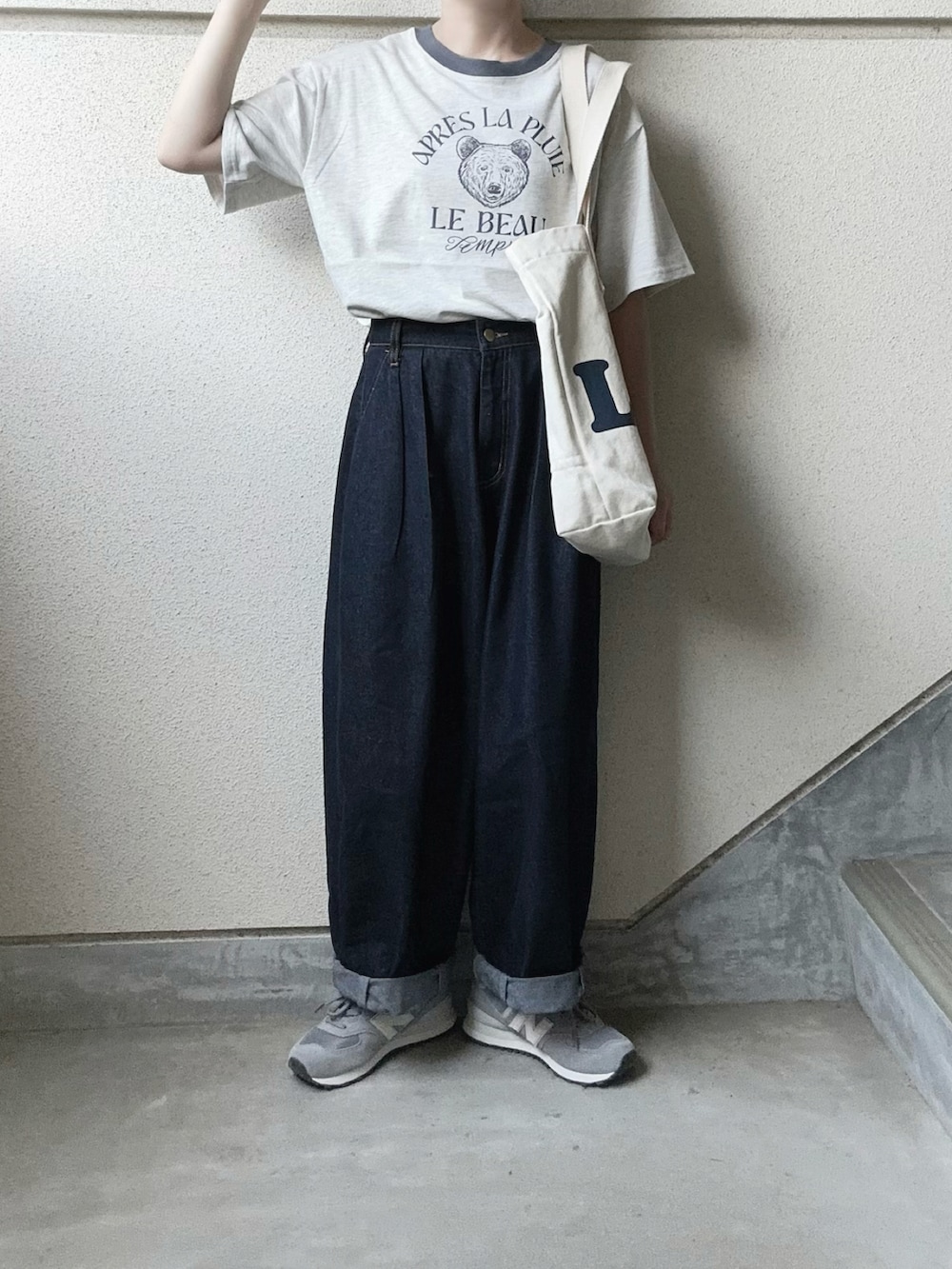 ベージュ系のTシャツ/カットソー、グレー系のスニーカー、ホワイト系のトートバッグを着用したレディースの夏コーディネートの2枚目の写真