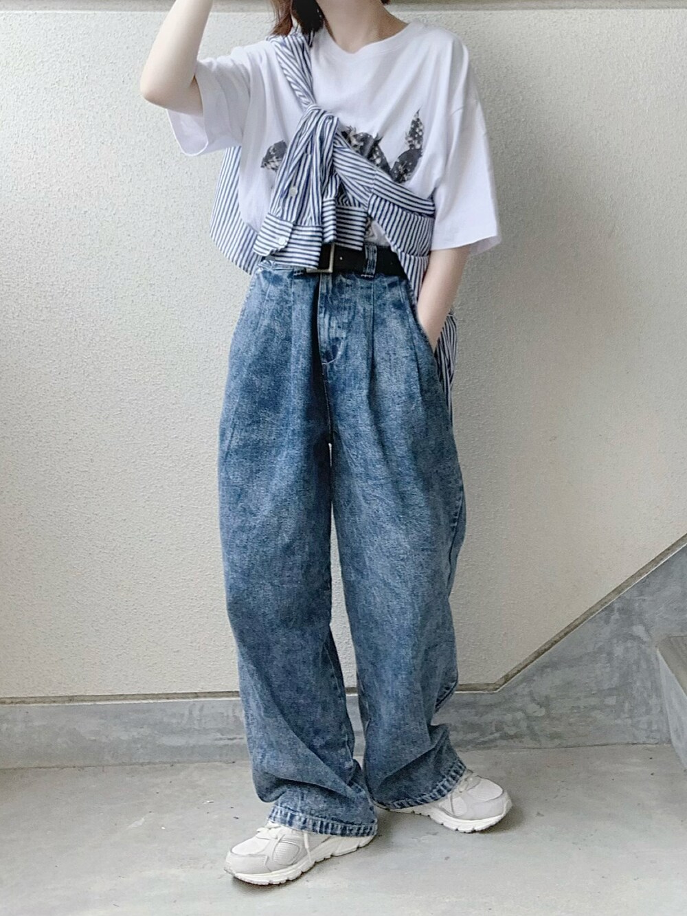 ブルー系のデニムパンツ、グレー系のTシャツ/カットソー、ブルー系のシャツ/ブラウスを着用したレディースの夏コーディネートの3枚目の写真