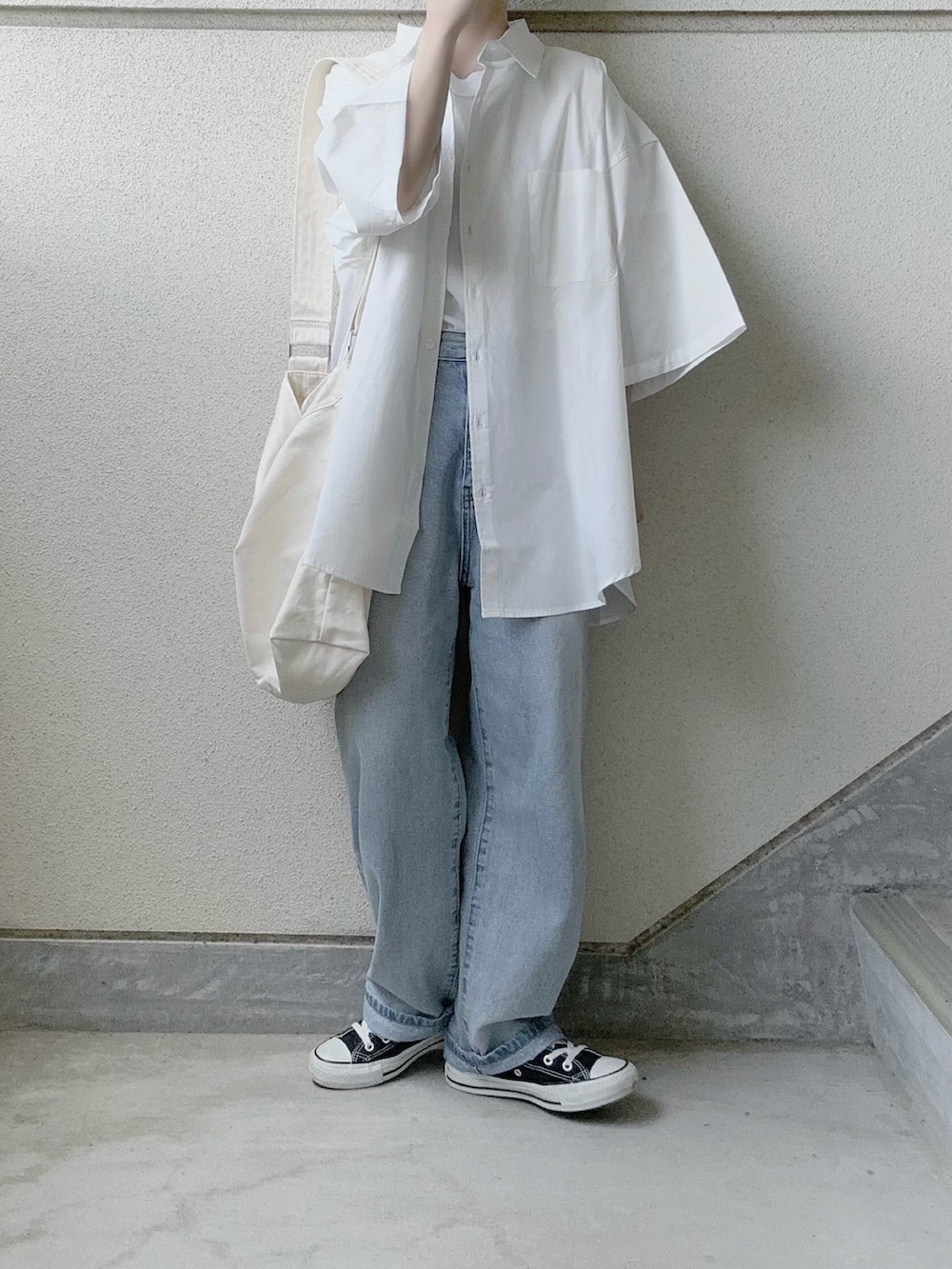 ホワイト系のシャツ/ブラウス、ベージュ系のショルダーバッグを着用したレディースの春コーディネートの2枚目の写真