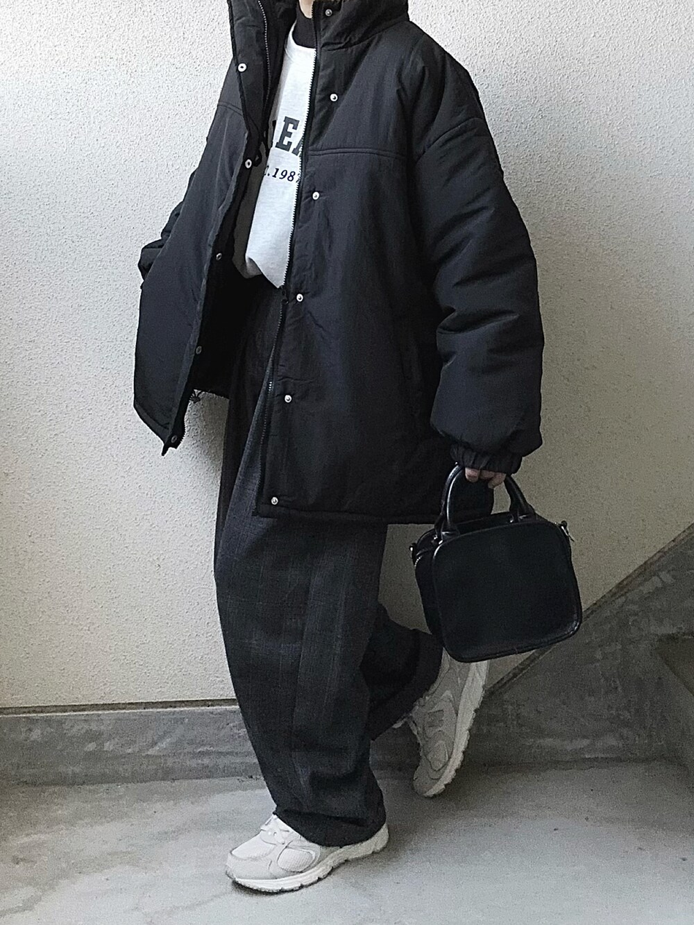 ブラック系のダウンジャケット/コート、その他のスウェット、ブラック系のニット/セーターを着用したレディースの秋コーディネートの4枚目の写真