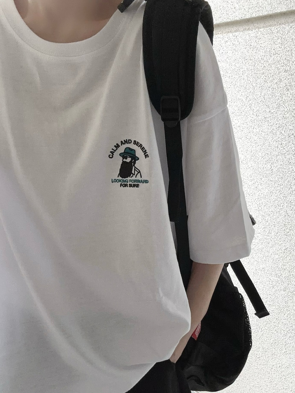 ホワイト系のTシャツ/カットソーを着用したレディースの春コーディネートの2枚目の写真