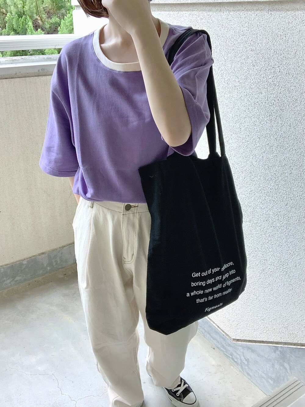 パープル系のTシャツ/カットソー、ホワイト系のデニムパンツ、ブラック系のトートバッグを着用したレディースの夏コーディネートの4枚目の写真