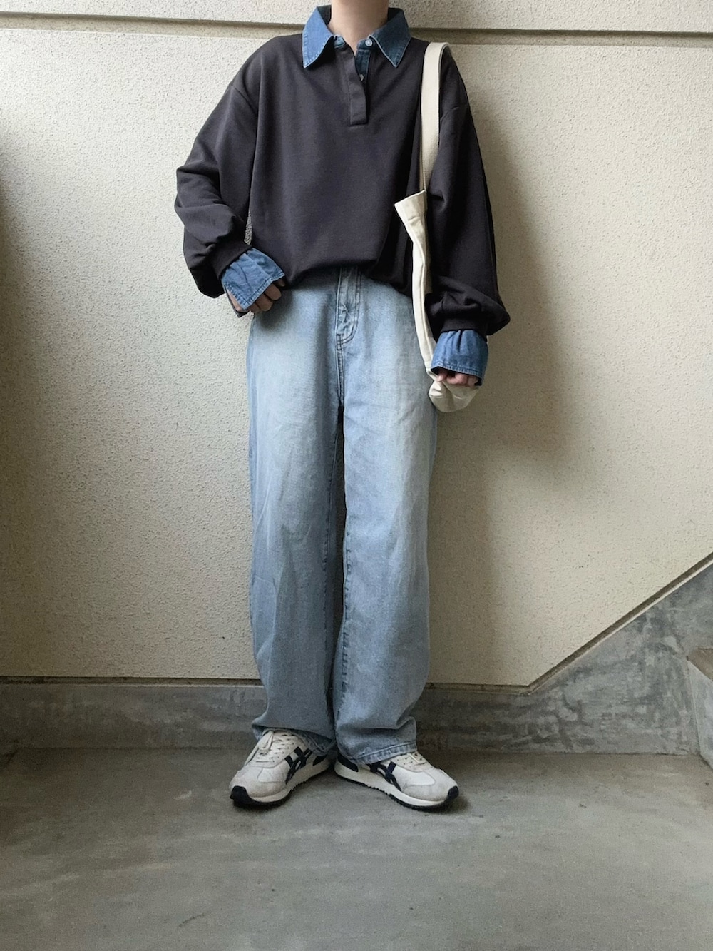 グレー系のスウェットを着用したレディースの春コーディネートの2枚目の写真