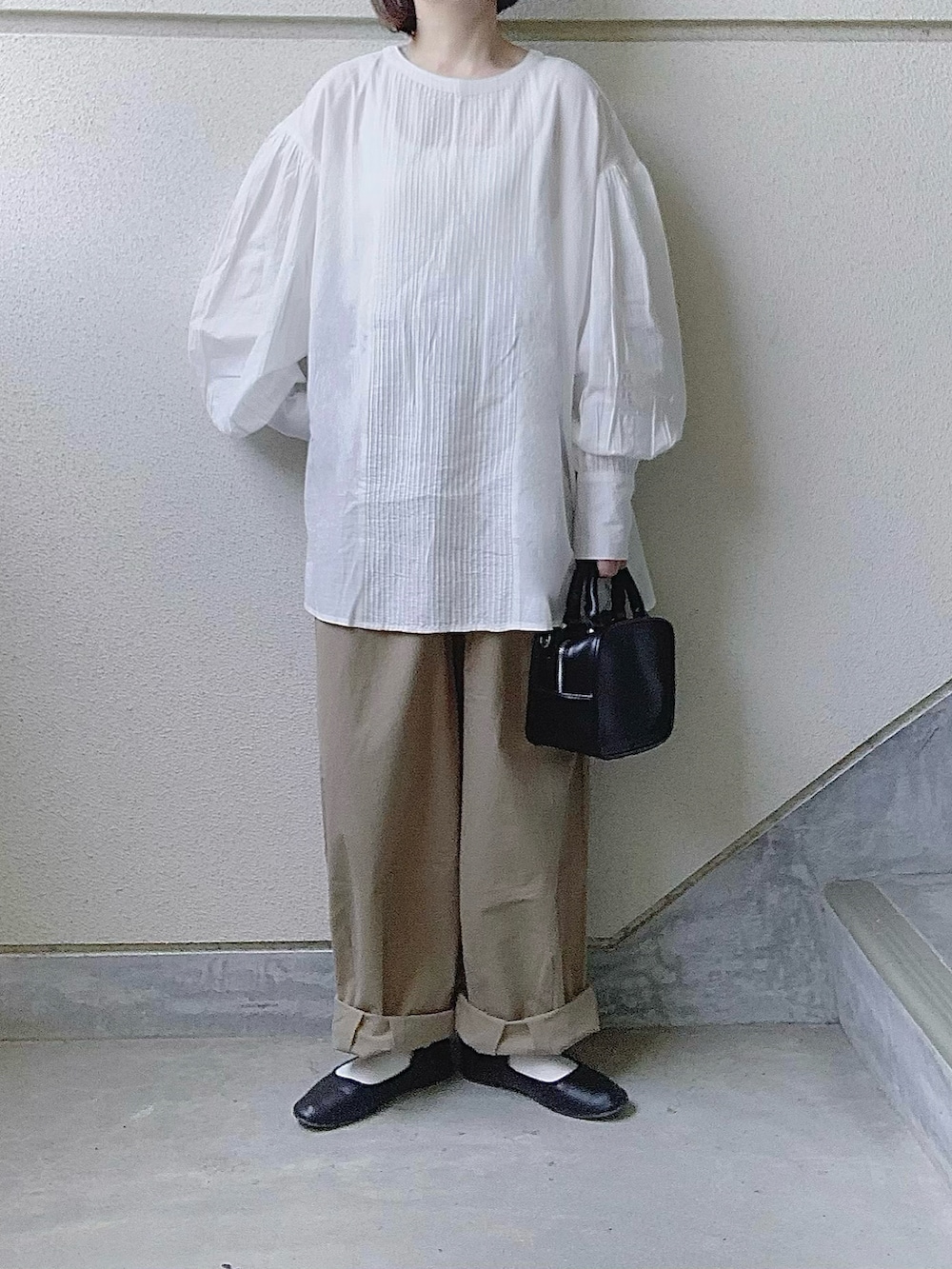 ホワイト系のシャツ/ブラウス、ベージュ系のチノパンツ、ブラック系のバレエシューズを着用したレディースの春コーディネートの3枚目の写真