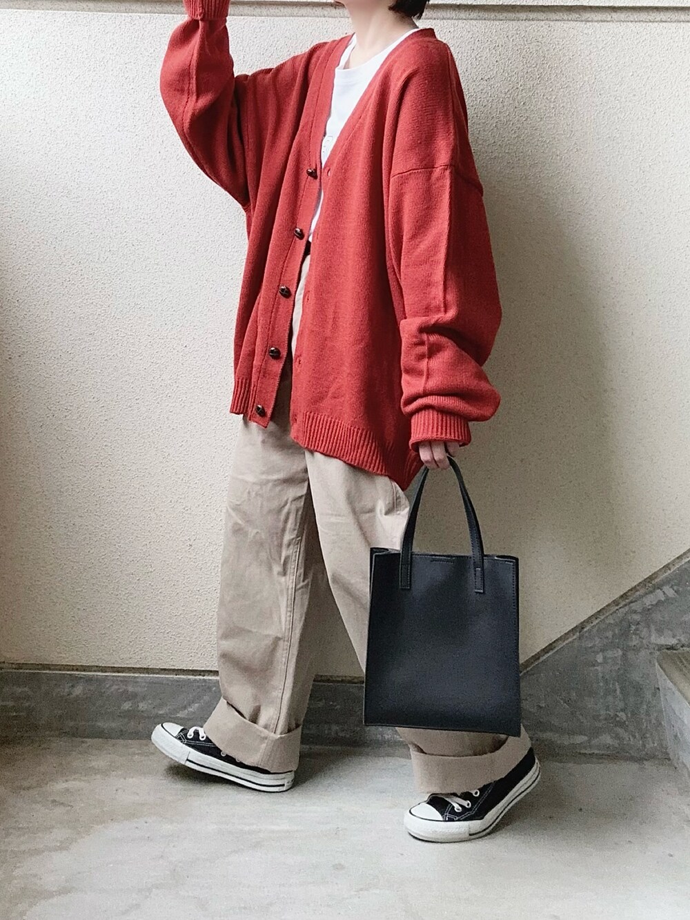 オレンジ系のカーディガン/ボレロ、ホワイト系のTシャツ/カットソー、ベージュ系のその他パンツを着用したレディースの冬コーディネートの3枚目の写真