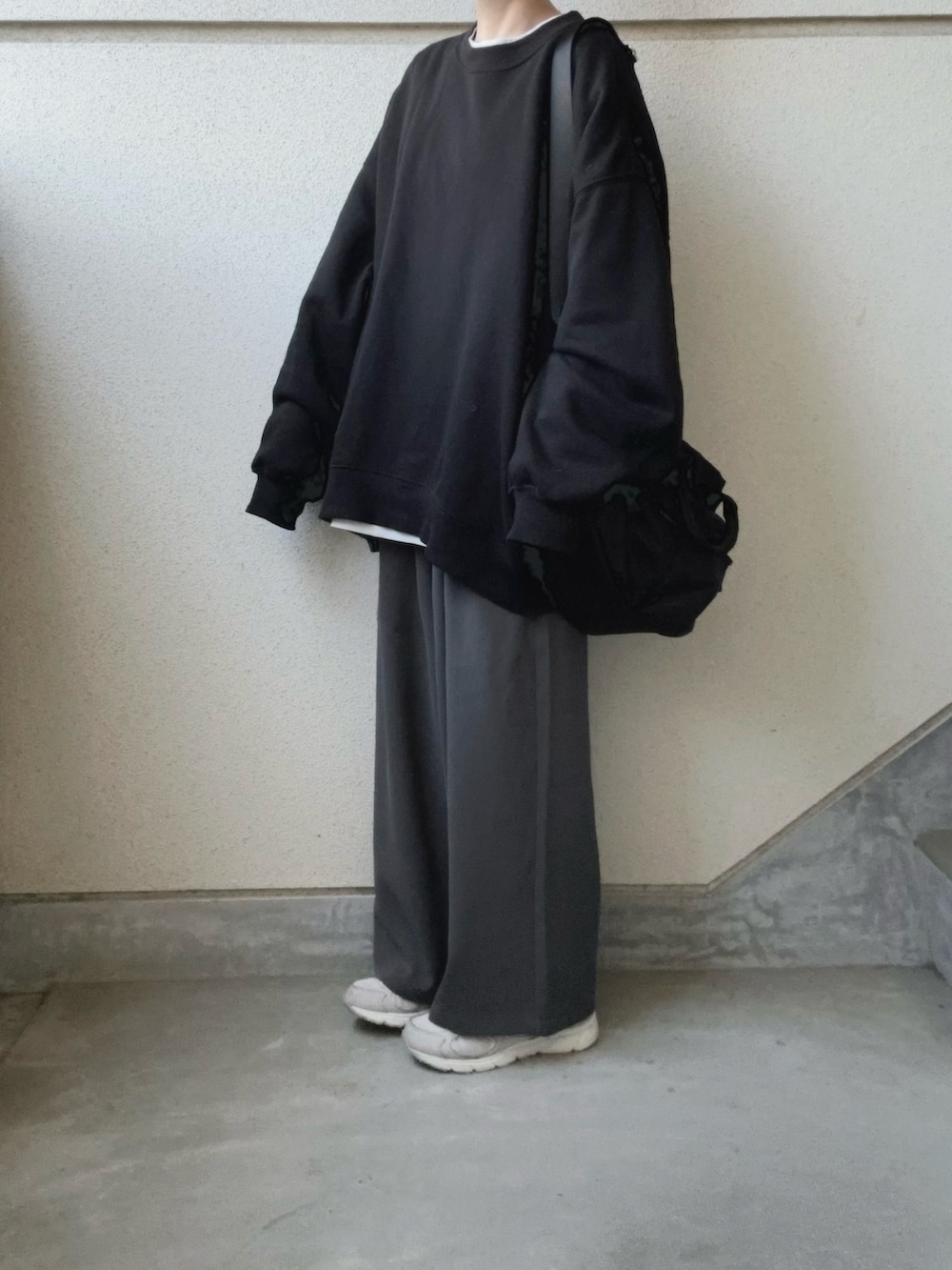 グレー系のスラックスを着用したレディースの春コーディネートの5枚目の写真